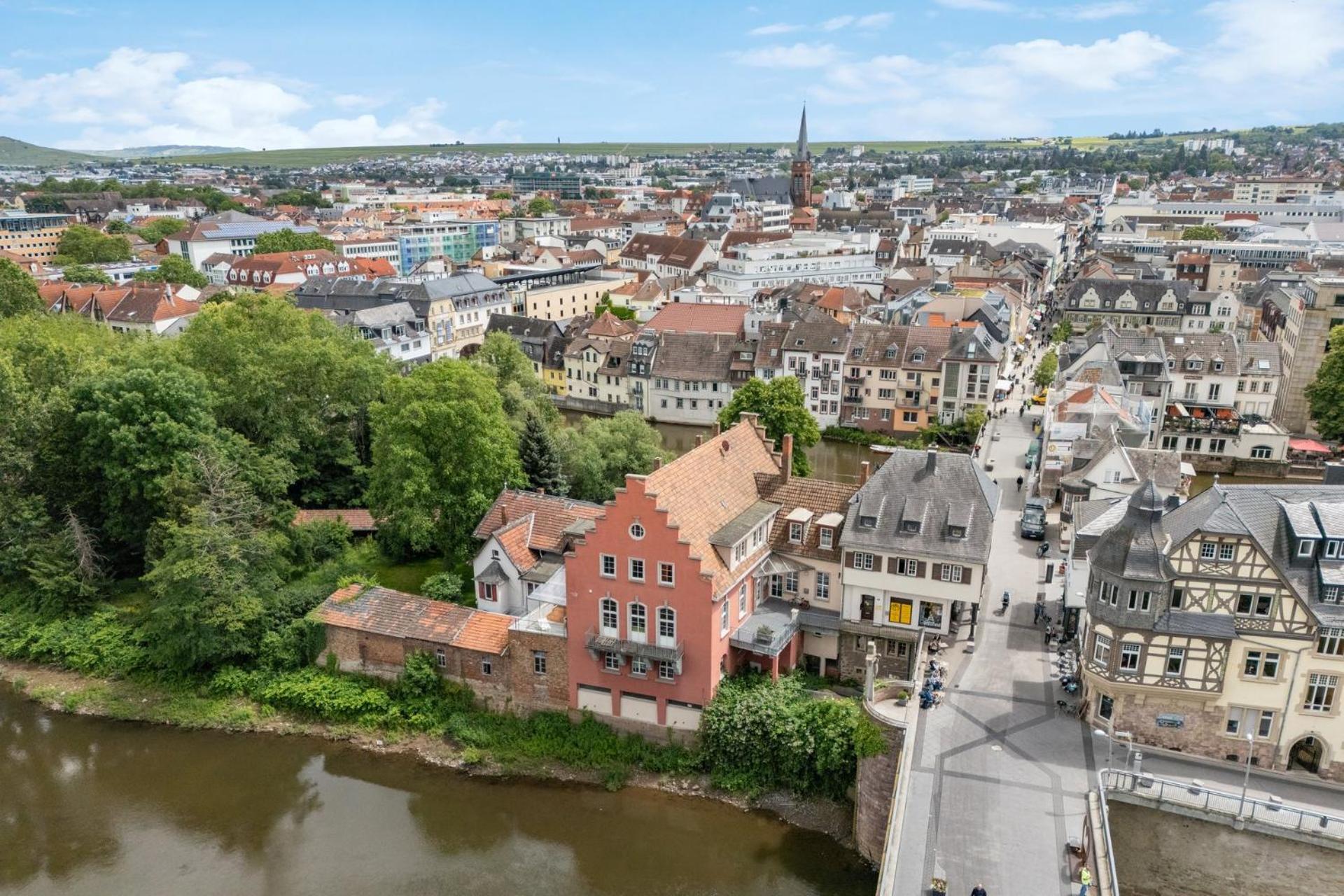 Altstadt Apartment Am Wasser Mit Parkplatz Und Riesigem Garten バート・クロイツナハ エクステリア 写真