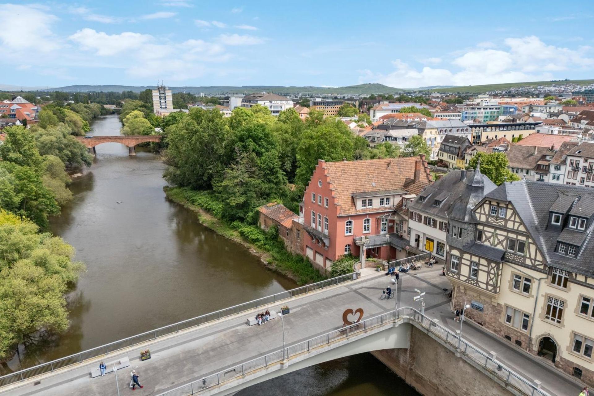 Altstadt Apartment Am Wasser Mit Parkplatz Und Riesigem Garten バート・クロイツナハ エクステリア 写真