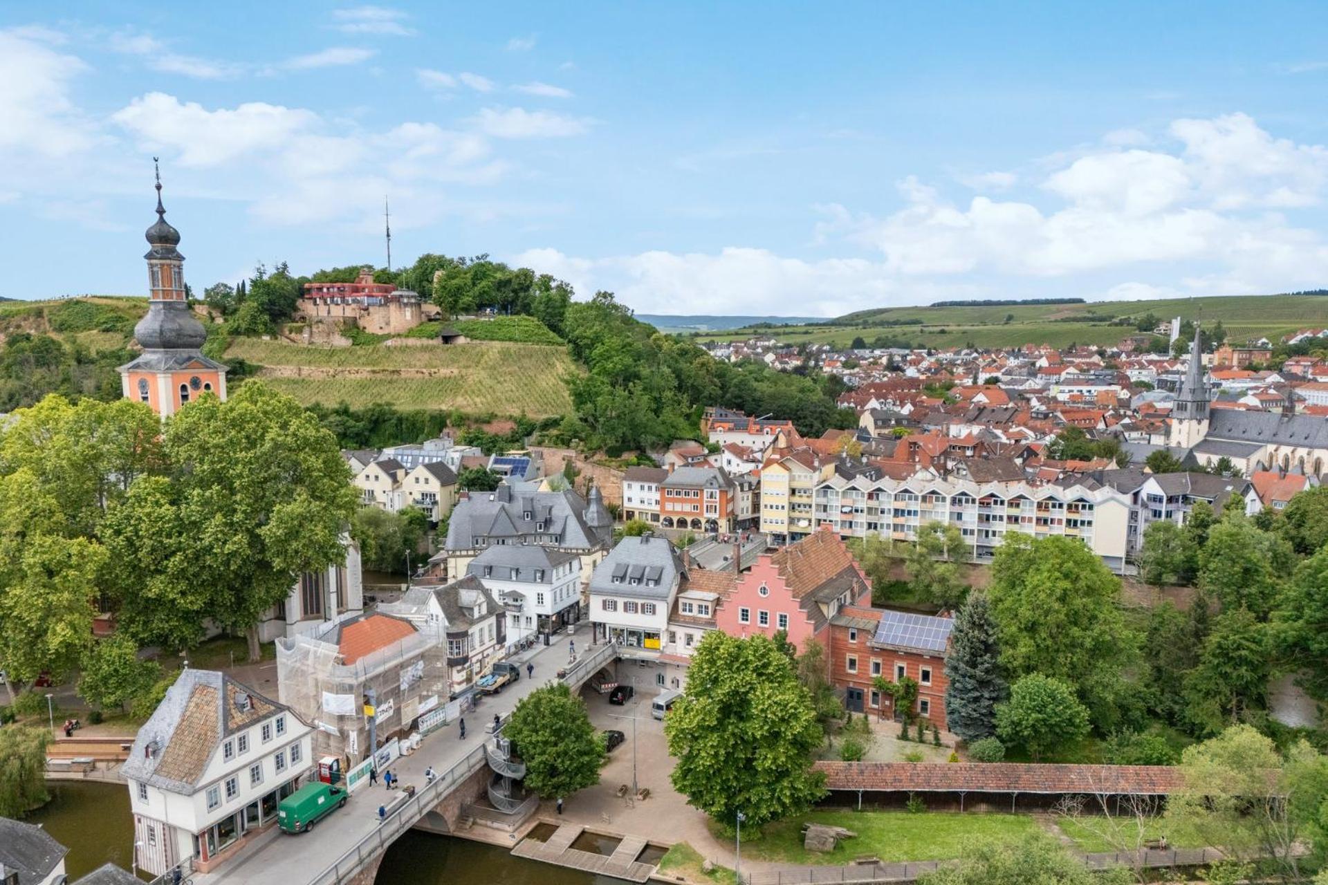 Altstadt Apartment Am Wasser Mit Parkplatz Und Riesigem Garten バート・クロイツナハ エクステリア 写真